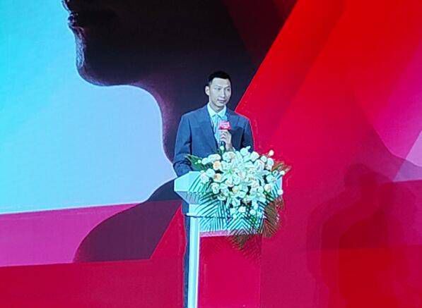 值得一提的是，影片不仅汇聚了《终结者》第一、二部的黄金阵容，还有堪称顶配的导演与年轻演员的加入，这些全新血液也为影片提供了更多可能